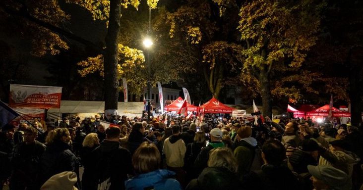 Két lengyel nagykövet is lemondott az alkotmányos válság miatt