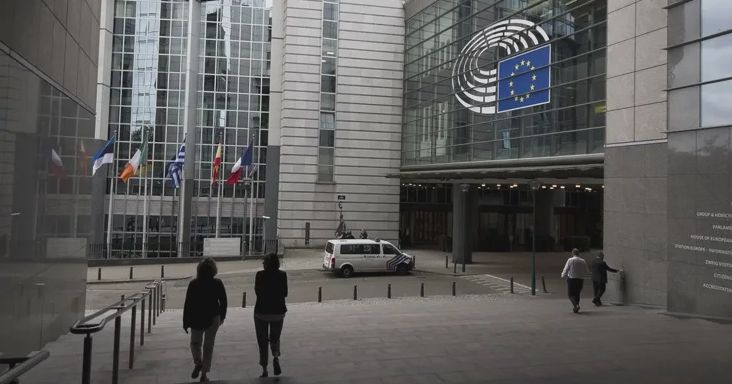 Halálos lövöldözés történt az Európai Parlament épülete mellett