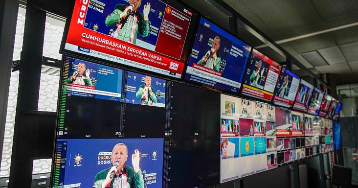 Rendőrségi razzia az isztambuli Halk TV-nél, felháborodás a sajtószabadság miatt