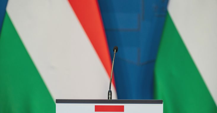 A törvények felett álló vezetőről is kérdezte az embereket a Századvég a parlamenti választás előtt