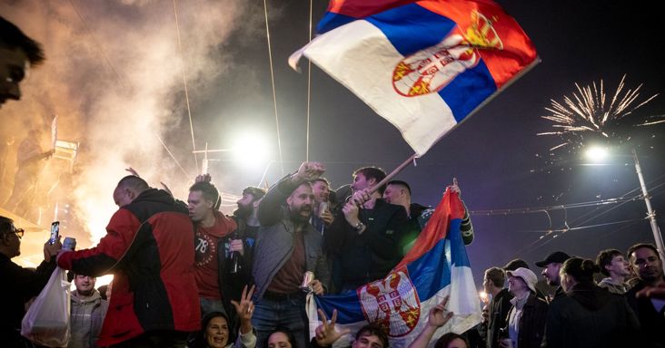 Népünnepély Szerbiában: utcára vonultak az emberek a választás éjszakáján – fotók