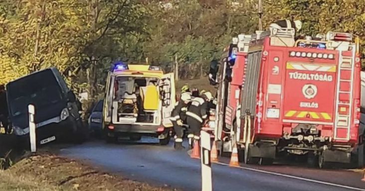 16 utassal borult fel a busz a frontális ütközés után Baranyában, mentőhelikoptert riasztottak - fotók