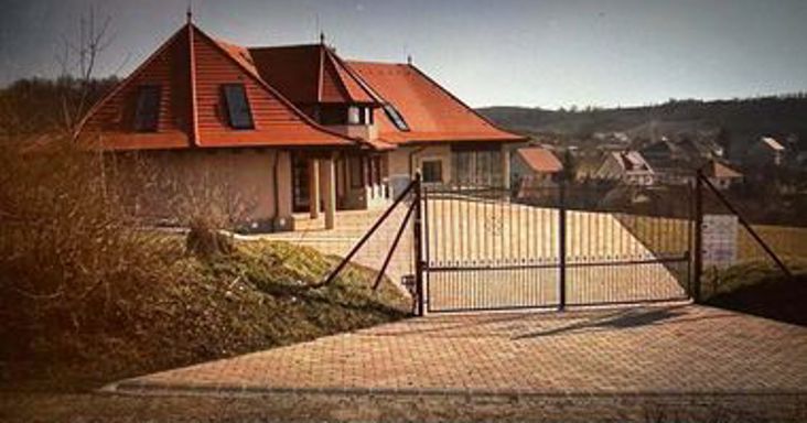 Vissza kell fizetnie 130 milliót a telkén épült luxusvilla kinézetű borfeldolgozó miatt a volt mádi polgármesternek