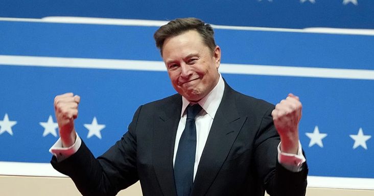 „Hát, működött”: Elon Musk bemutatja az új, repülni képes Tesla Roadstert