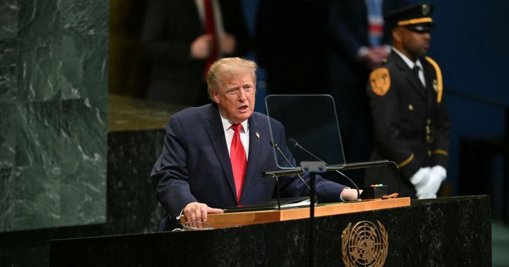 Végérvényesen elfogyott Donald Trump türelme: Amerika már Irán támadására készül "minden bomba anyjával"