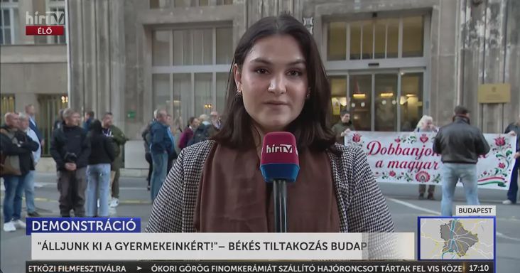 Szülői jogokért tüntetnek az Oktatási Hivatal előtt