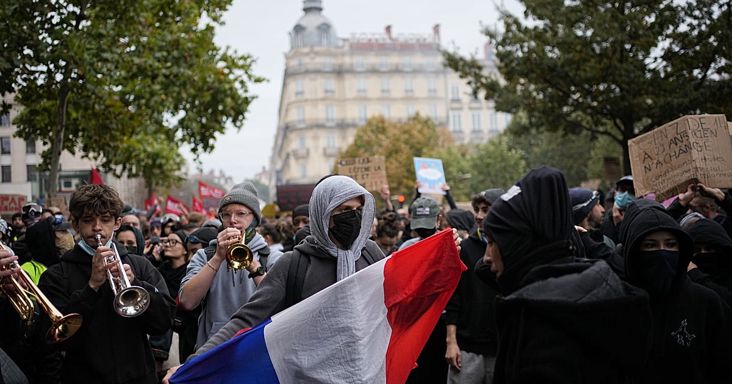 Tüntetők megrohanják a városházát, összecsapnak a rendőrökkel a franciaországi Marseille-ben