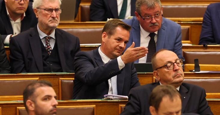 Németh Balázs kiborult a parlamentben, szerinte a tiszás többség beengedte a magyar iskolákba, óvodákba a genderpropagandát