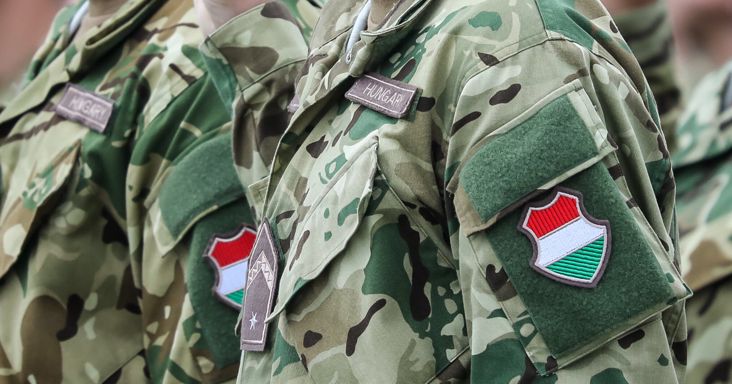 A kormány eltörli a szolgálati járandóság bérplafonját és a 15 százaléknyi szja-t