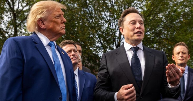 Így repül a rakétahajtóműves Tesla, nézze meg!