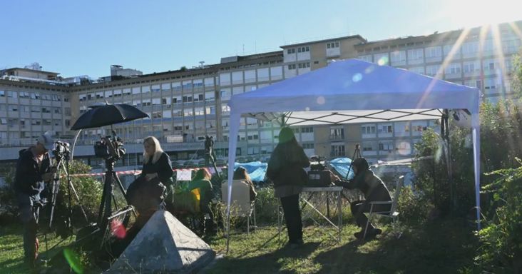 Nemsokára megműtik XIV. Leó pápát, várhatóan jövő hét közepéig ápolják kórházban