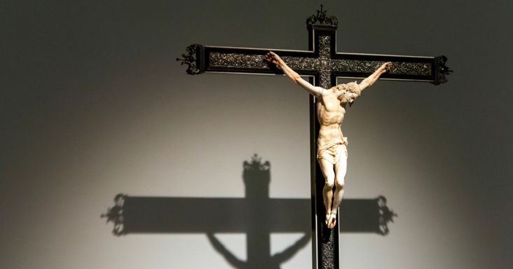Milliók láthatták, élő adásban halt meg egy pap, miután rázuhant egy hatalmas kereszt