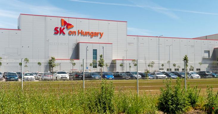 Hiába a milliárdos nyereség, magyar munkavállalókat rúgnak ki az akkugyárból