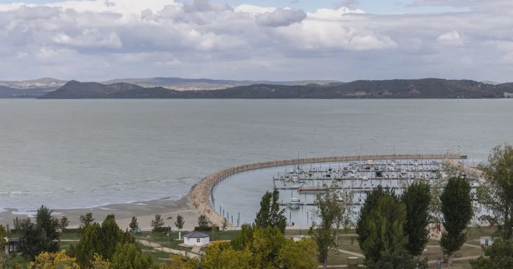 21 Kutatóközpont: A magyarok 72 százaléka támogatná, hogy az állam kisajátítással védjen meg Balaton-menti területeket