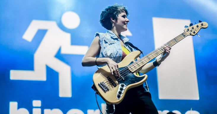 Százhúsz kilométert gyalogolt a „középkori” Angliában a súlyosan beteg barátnőjéért az Omega basszusgitárosa, Szöllőssy Kati