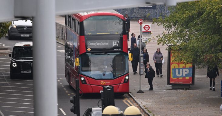 Súlyos bírságok jöhetnek, ha valaki hangosan hallgat zenét a buszon a briteknél