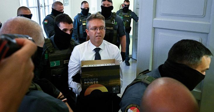 Rácsokkal vagy anélkül - Józsa Márta jegyzete