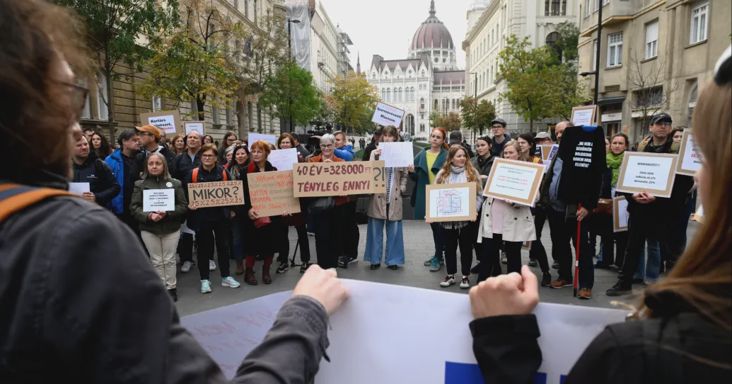 Azonnali béremelésért tüntettek a csalódott közgyűjteményi, könyvtári és közművelődési dolgozók