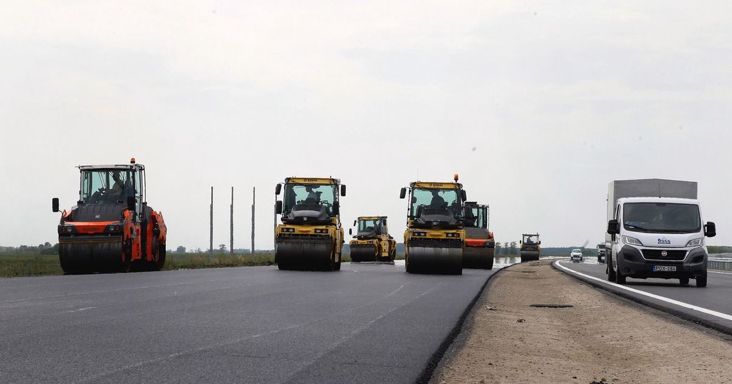 Felejtse el, ahogy a régi M1-es kinézett, teljesen átépítik: a szélesítés csak a kezdet – látványos videón a munkálatok, így még nem mutatták be soha