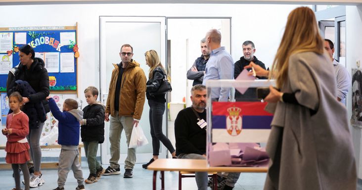 Maszkos támadók, bombariadó és rekordközeli részvétel a szerb választásokon