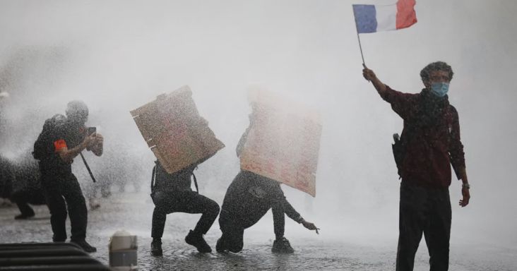 A francia szélsőbal sokat kockáztat, Le Pen viszont hátradőlve húzna hasznot a tüntetésekből