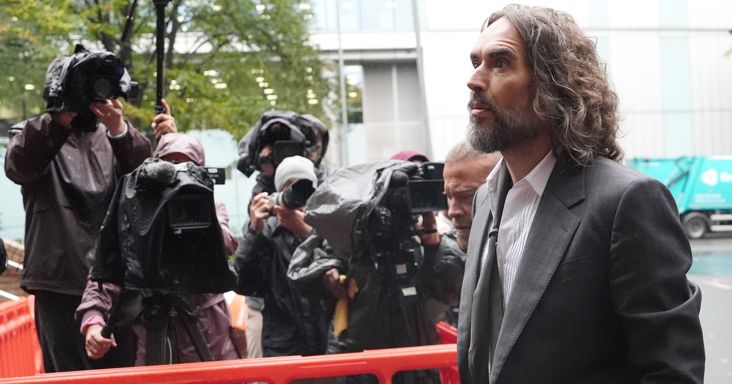 Russell Brand bíróság előtt: döbbenetes vádakkal néz szembe a színész