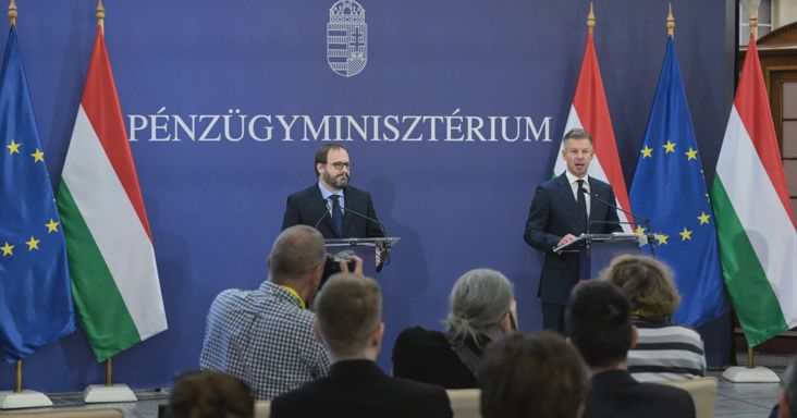 Egyszerre spórol és juttatásokat emel a kormány
