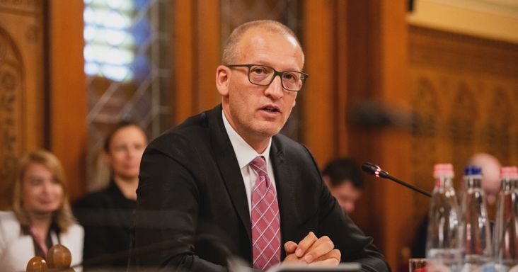Felülvizsgálják a több milliárd forint közpénzből működő Lezsák-féle alapítvány intézetének a szerződéseit