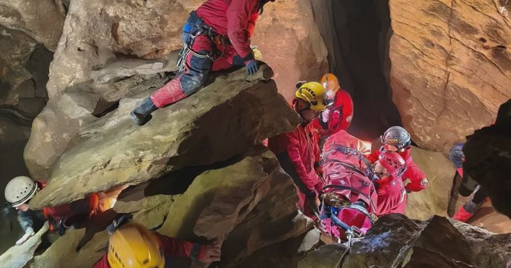 Hordágyon emeltek ki egy sérült nőt a Mátyás-hegyi-barlangból - videó