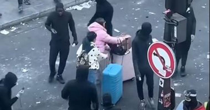 Szürreális jelenetek is zajlottak Párizsban, miközben a fosztogatók szétszedték a várost