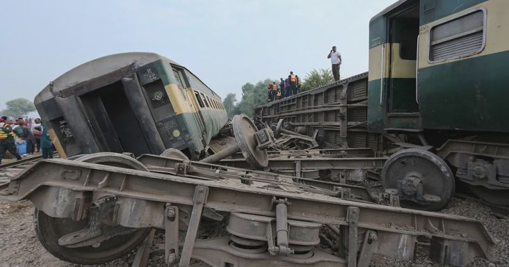 Súlyos vonatbaleset történt, több kocsi is kisiklott, rengeteg a sérült Pakisztánban – galéria