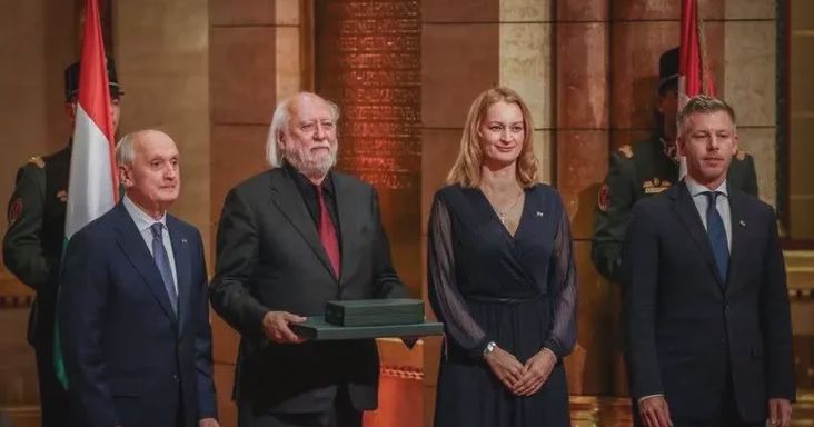 A magyarsága ellen küzdő Krasznahorkai a Magyar Érdemrend nagykeresztjét kapta
