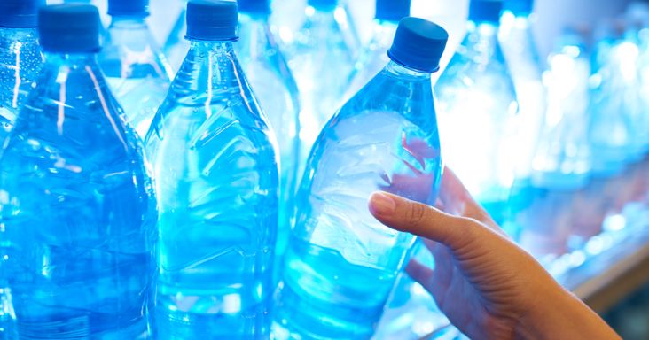 Népszerű ásványvizet hívtak vissza azonnali hatállyal: mikrobiológiailag van gond vele, ezek a tételek érintettek