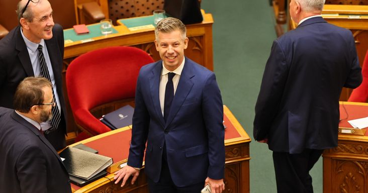 Megható ajándékot kapott Magyar Péter a korábbi NATO-főtitkártól október 23-án – videó