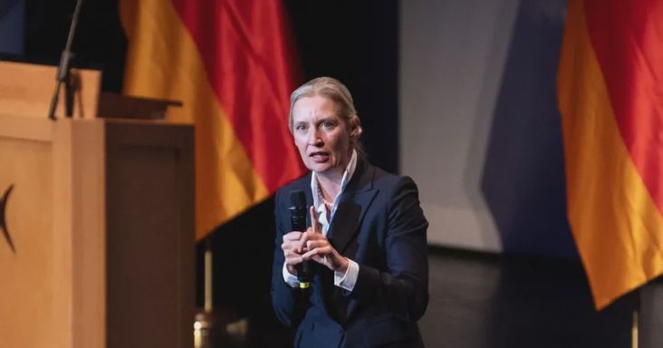 Kínos helyzetbe hozta az AfD elnökét, hogy a kiszivárgott e-mailek ellentmondanak egy korábbi nyilatkozatának