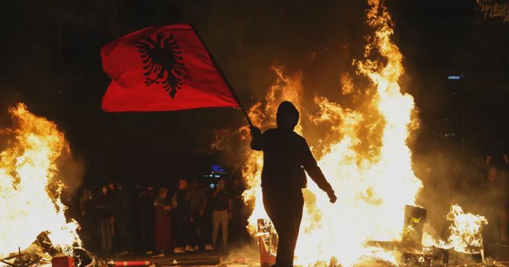 Ez egy forradalom. Belefáradtunk a békés tüntetésekbe, nem állunk le, amíg le nem mond