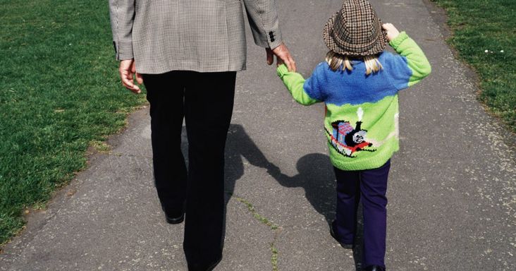 A boomerek még a nagyszülőkre bízták a gyerekeiket – ők bezzeg már nem segítenek. Miért?