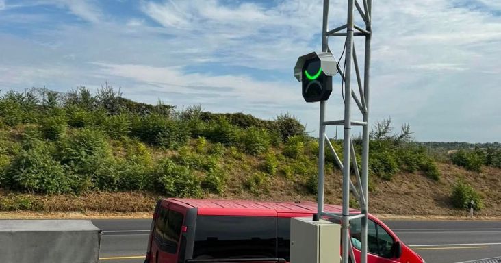 Nem csak mosolyognak, büntetnek is az M1-es szmájlis traffipaxai? - Érdekes olvasói fotóra bukkantunk
