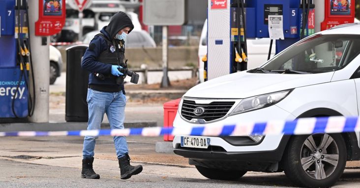 Vérengzés Franciaországban: gépkarabéllyal nyitott tüzet egy ámokfutó a járókelőkre, halálos áldozat is van