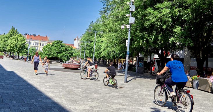 Ön szerint jó ötlet, hogy hosszában is át lehessen tekerni a szombathelyi Fő téren?