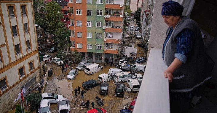 Törökország: 80 éve nem látott esőzés halálos áradásokat okoz Isztambul közelében