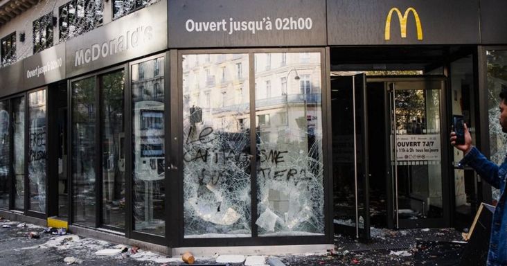 Darabokra törték a McDonald’s kirakatát Párizsban: sok száz millió euró az üzletek összkára – „A kapitalizmus meg fog ölni benneteket”