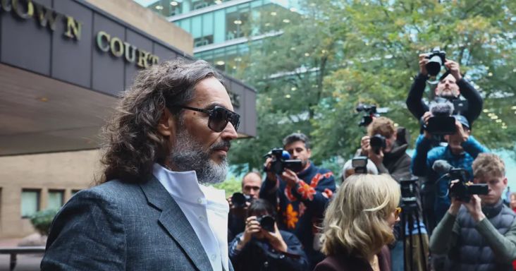 Az ügyész szexuális ragadozóként jellemezte Russell Brandet a bíróságon