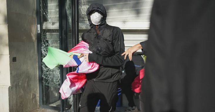 Már fenn is vannak a Vinteden a franciaországi fosztogatásokban szerzett holmik