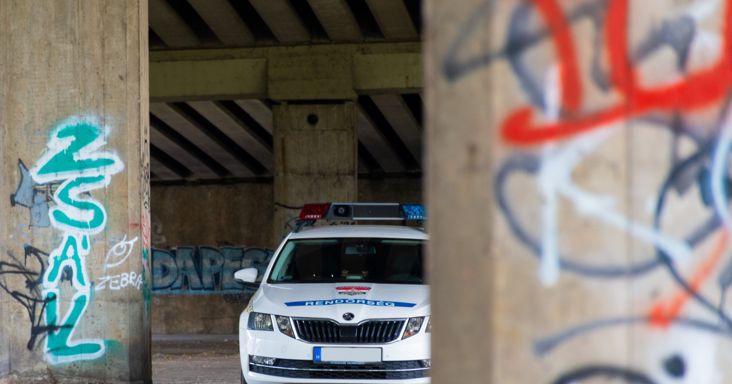 „Elsikálom az ügyet” – ígérte a rendőr egy 17 éves lánynak, majd félreeső helyre vitte, és megpróbálta megcsókolni