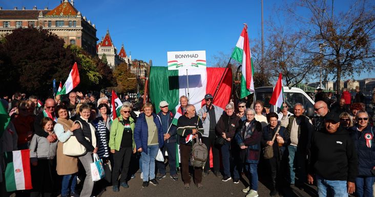 Zászlómenet - gyülekeznek az emberek, a Fidesz ünnepségére vonulnak, ez történik a Műegyetem rakparton - fotók a helyszínről