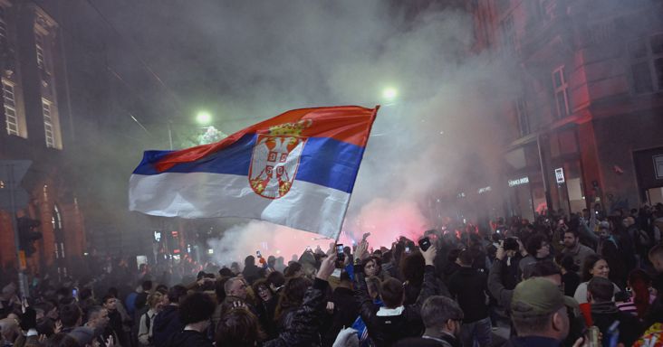 Megbukott a Vučić-rezsim, kitört a népünnepély Belgrád utcáin