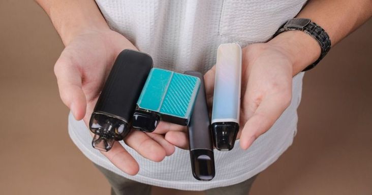 Terjed az illegális vape, ismét nő a hamis cigaretták aránya – milliárdos bevételektől eshet el az állam