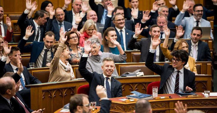 Megint Magyar Pétert támadta Hadházy Ákos