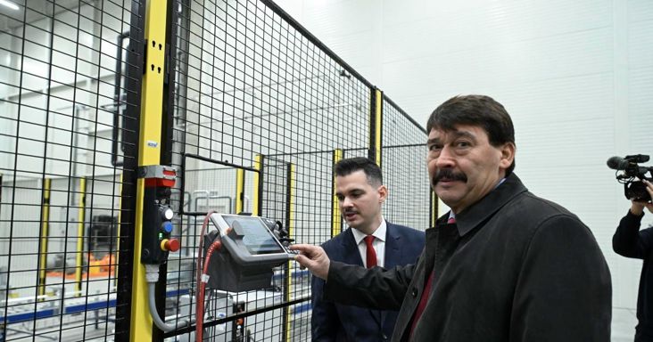Papcsák Ferenc érdekeltsége végzi az Áder János alapítványához is köthető lárvagyár felszámolását